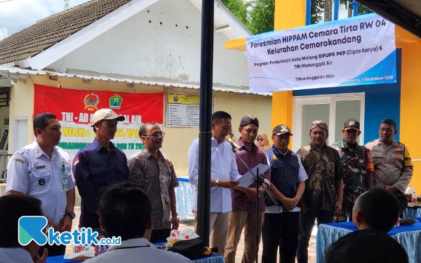 Foto Bapak HIPPAM Kota Malang Wahyu Hidayat mengukuhkan pengurus HIPPAM Cemara Tirta Cemorokandang. (Foto: Naufal/Ketik.co.id)