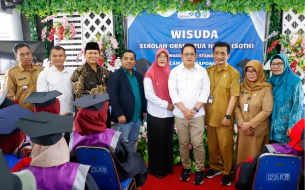 Foto Tampak Pj Gubernur Jatim saat di acara  Wisuda Sekolah Orang Tua Hebat, di Kecamatan Kapongan, Situbondo. (Foto: Humas Jatim)