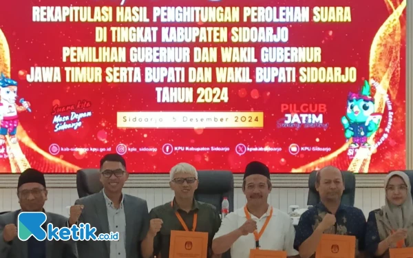 Foto Para komisioner KPU Sidoarjo bersama perwakilan Tim Pemenangan Pasangan Calon Pilkada Sidoarjo 2024 saat selesai Sidang Pleno penetapan hasil hitung pilkada pada Kamis (5 Desember 2024). (Foto: Fathur Roziq/Ketik.co.id).