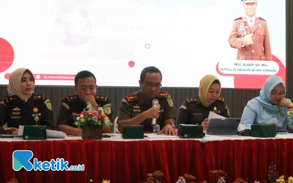 Foto Konferensi pres di aula Kejari Jombang, 11 Desember 2024 (Foto: Karimatul Maslahah/Ketik.co.id)