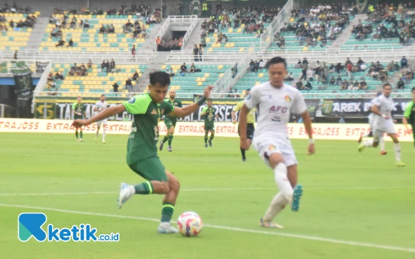 Foto Kasim Botan berusaha membongkar pertahanan Persik Kediri, Rabu, 11 Desember 2024. (Foto: Khaesar/Ketik.co.id)