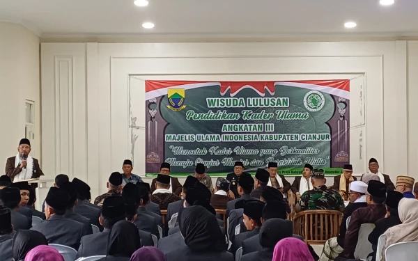 Thumbnail Sekretaris MUI Kabupaten Cianjur, H. Saepul Ulum, dalam sambutannya meminta lulusan Pendidikan Kader Ulama (PKU) Angkatan III menjadi garda terdepan dalam menyuarakan dakwah yang sejuk (Foto: Moh. Rusdi/Ketik.co.id)