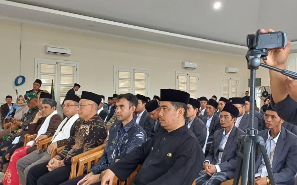 Thumbnail Selain Bupati Kabupaten Cianjur, nampak hadir dalam wisuda lulusan Pendidikan Kader Ulama (PKU) Angkatan III tersebut jajaran Forkopimda lainnya di Bale Praja Pemkab Cianjur, Kamis 12 Desember 2024 (Foto: Moh. Rusdi/Ketik.co.id)