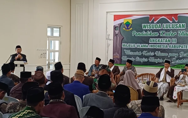 Thumbnail Dalam wisuda lulusan Pendidikan Kader Ulama (PKU) Angkatan III tersebut hadir Bupati Cianjur dan memberikan sambutan sekaligus ucapan selamat di Bale Praja Pemkab Cianjur, Kamis 12 Desember 2024 (Foto: Moh. Rusdi/Ketik.co.id)