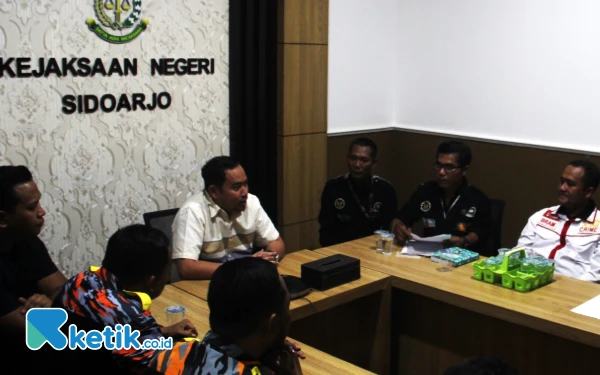 Foto Kasi Pidsus Kejari Sidoarjo John Franky Yanafia Ariandi SH MH (kiri tengah) menerima perwakilan masyarakat yang mendukung pemberantasan korupsi berupa pungutan liar (pungli) di Kabupaten Sidoarjo pada Mei 2024 waktu lalu. (Foto: Fathur Roziq/Ketik.co.id)