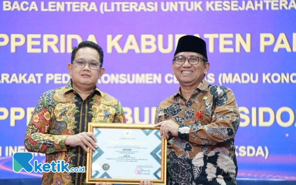 Foto Kepala Badan Perencanaan Pembangunan Daerah (Bappeda) Sidoarjo Heri Soesanto menerima Inotek Award 2024 untuk inovasi Siksda dari Pj Gubernur Adhi Karyono. (Foto: Dinas Kominfo Sidoarjo)