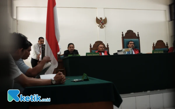 Foto Pihak penggugat membacakan tuntutannya kepada para tergugat (PT BMH, PT BHP, dan PT SBA Wood Industries) di hadapan hakim saat sidang pemeriksaan pokok perkara di Pengadilan Negeri Kelas IA Palembang, Kamis 12 Desember 2024. (Foto: Wisnu Akbar Prabowo/Ketik.co.id)