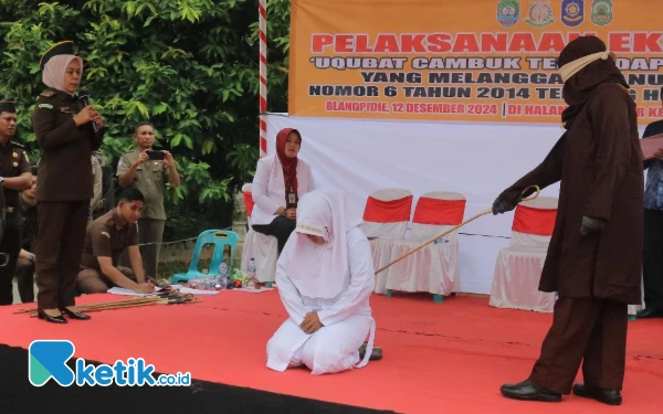 Foto Algojo menyambuk salah seorang perempuan karena melanggar syariat Islam di halaman Kejari Abdya, Kamis, 12 Desember 2024. (Foto: Erda/Ketik.co.id)