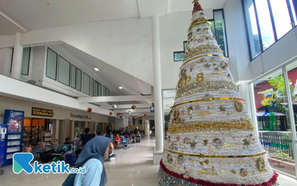 Foto Pohon Natal yang ada di pintu masuk Stasiun Gubeng Surabaya. (Foto: Shinta Miranda/Ketik.co.id)