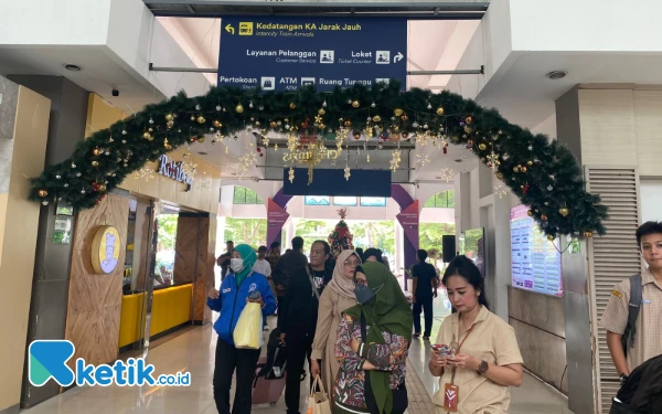 Foto Hiasan di sepanjang area-area Stasiun Gubeng Surabaya. (Foto: Shinta Miranda/Ketik.co.id)