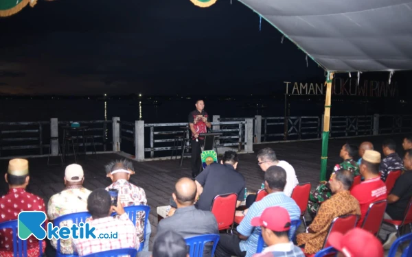 Foto Bupati Kaimana Freddy Thie saat memberikan sambutan kegiatan dengan Blue Institute Nusantara di Taman Jokowi-Iriana (foto Humas Pemkab Kaimana/Ketik.co.id)