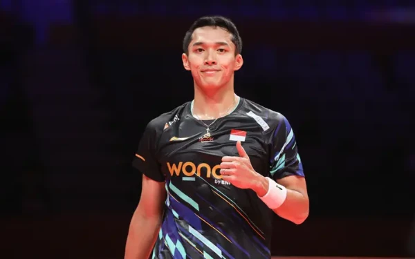 Foto Jonatan Christie tunggal putra Indonesia berpose setelah menang dari Kodai Naraoka (Jepang). (Foto: PBSI)