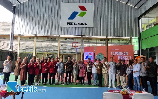 Foto Sesi foto bersama mengakhiri acara penyerahan hasil renovasi dan peresmian lapangan basket dari Pertamina pada SMPN 3 Kota Yogyakarta. (Foto: Fajar Rianto / Ketik.co.id)