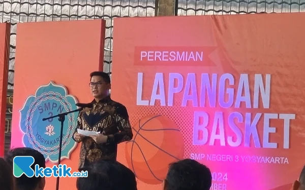 Foto Direktur Sumber Daya Manusia (SDM) PT Pertamina (Persero) M Erry Sugiharto saat memberikan sambutan sekaligus menyerahkan hasil renovasi lapangan basket dari PT Pertamina. (Foto: Fajar Rianto / Ketik.co.id)