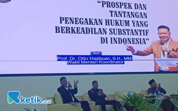 Foto Wamen Prof Dr Otto Hasibuan memaparkan pandangannya tentang prospek dan tantangan penegakan hukum di Indonesia di depan peserta reflekasi akhir tahun Umsida. (Anggit Satrio for Ketik.co.id)