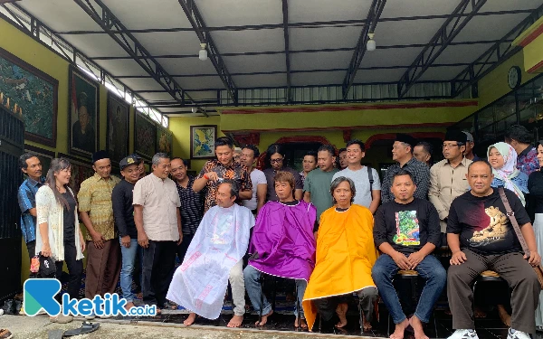 Thumbnail Berita - Tumbangkan Petahana Mak Rini di Pilbup Blitar 2024, Kader Gerindra Gelar Tasyakuran Potong Gundul Massal