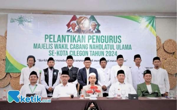 Foto Caretaker Ketua PCNU Cilegon KH M Faisal dan Caretaker Sekum Erick Rebiin berfoto bersama dengan panitia dan sejumlah MWC. (Foto: Umam/ketik.co.id