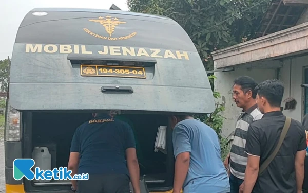 Foto Mobil petugas mengangkut jenazah M. Soleh yang jadi korban penganiayaan putranya. (Foto: Dimas Maulana/Ketik.co.id)