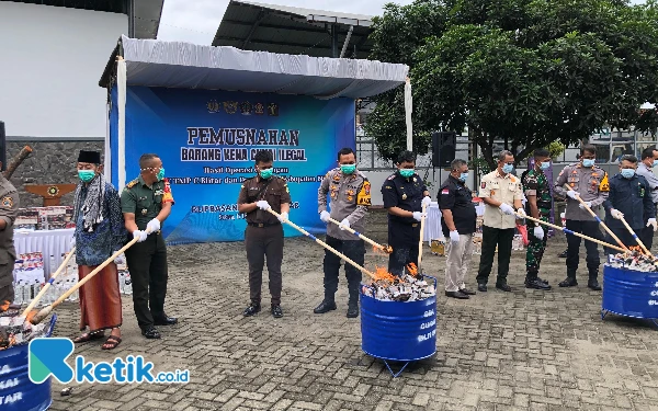 Thumbnail Berita - Bea Cukai Blitar dan Pemkab Sinergi Musnahkan Ratusan Ribu Batang Rokok Ilegal