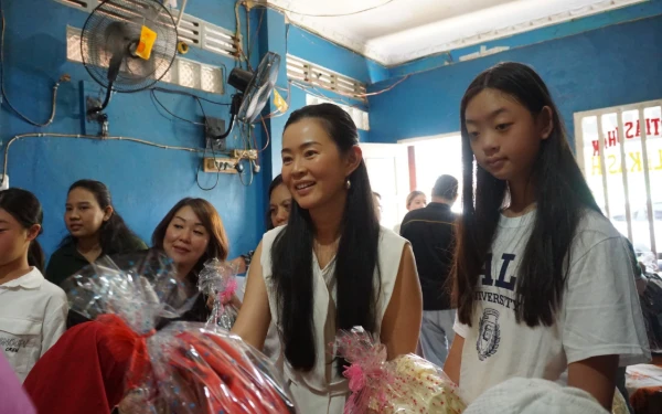 Foto CEO Thamrin Group, Elysa Thamrin membagikan langsung donasi tersebut kepada Panti Asuhan Peduli Kasih Palembang. (Foto: Thamrin Group)