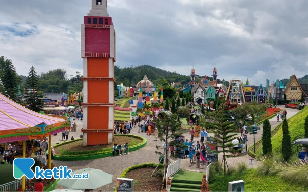 Foto Warna warni bunga dan wahana di Santerra de Laponte. (Foto: Husni Habib/Ketik.co.id)