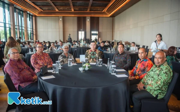 Foto Bupati Freddy Thie bersama Ketua DPRD Robby D Samangun dan Sekda Donald R Wakum menghadiri kegiatan Forum Pariwisata di Bali ( foto Humas Pemkab Kaimana/Ketik.co.id)