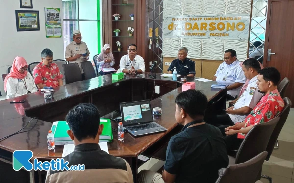 Foto Suasana visitasi dari Perhimpunan Nefrologi Indonesia (Pernefri) Koordinator Wilayah Jawa Timur, di Ruang Rapat Direktur RSUD dr. Darsono Pacitan, Rabu, 18 Desember 2024. (Foto: Al Ahmadi/Ketik.co.id)