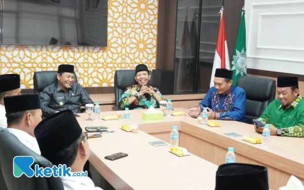 Foto Plt Bupati Sidoarjo Subandi yang juga Bupati Sidoarjo Terpilih 2025-2030 bertemu jajaran pengurus PDM Sidoarjo dan mengajak bersama membangun Sidoarjo. (Foto: Sigit Kominfo)