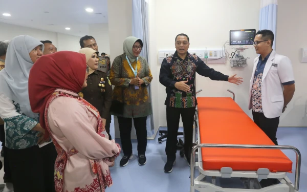 Foto Wali Kota Surabaya Eri Cahyadi saat melihat fasilitas pelayanan kesehatan di RSUD Eka Candrarini. (Foto: Diskominfo Surabaya)