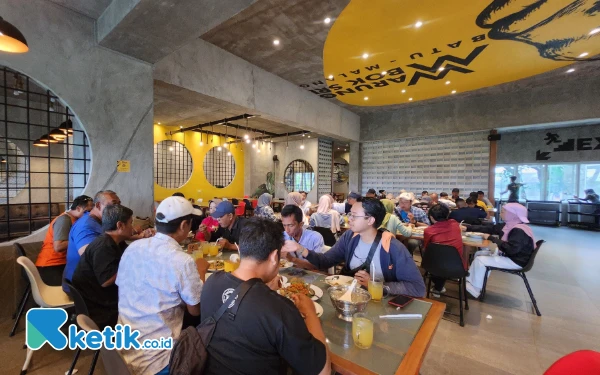 Foto Suasana lantai dua Warung Mbok Sri Kota Batu. (Foto: Aisyah/Ketik.co.id)