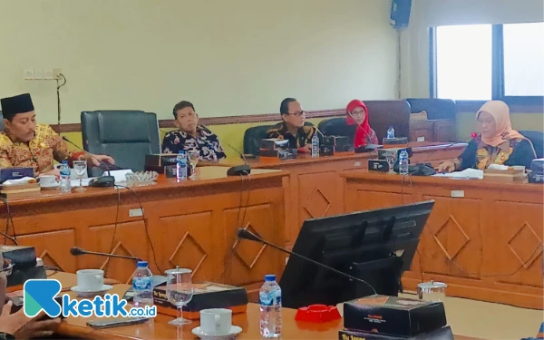 Foto Suasana hearing Komisi D DPRD Sidoarjo tentang pengembalian dana kapitasi BPJS Kesehatan di DPRD Sidoarjo. Kadinkes dr Lhaksmie (kanan) menyampaikan pandangannya. (Foto: Fathur Roziq/Ketik.co.id)