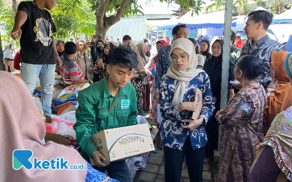 Foto Suasana warga yang mengantre untuk membeli kebutuhan pokok. (Foto: Lutfia/Ketik.co.id)