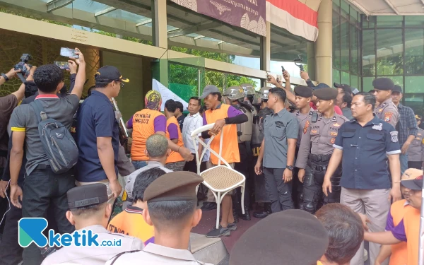 Foto Juru angkat dari PN Surabaya mengangkati barang-barang yang ada di hotel, Kamis, 19 Desember 2024. (Foto: Khaesar/Ketik.co.id)