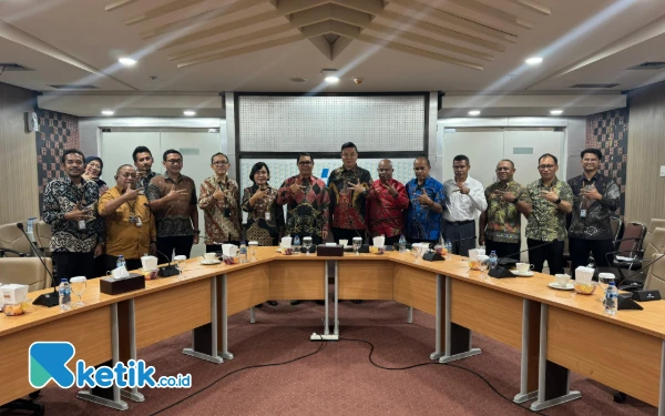 Foto Bupati Freddy Thie foto bersama setelah mengikuti audensi koordinasi dengan badan pusat statistik RI di Jakarta (foto Humas Pemkab Kaimana/Ketik.co.id)