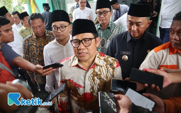 Foto Menko PM Muhaimin Iskandar saat memberikan MBG kepada santri secara simbolis di Ponpes Mambaul Ma'arif, Denanyar, Jombang, 20 Desember 2024. (Foto: Karimatul Maslahah/Ketik.co.id)