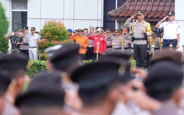 Foto Kapolda DIY Irjen Pol Suwondo Nainggolan saat memimpin Apel Gelar Pasukan Operasi Lilin Progo 2024 di halaman Mapolda DIY, Jumat 20 Desember 2024. (Foto: Bidhumas Polda DIY / Ketik.co.id)