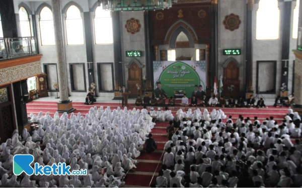 Foto Menteri Agama RI Nasaruddin Umar pada acara wisuda Tahfidzul Qur'an di Masjid Agung Alun-Alun Kabupaten Jombang (Foto: Karimatul Maslahah/Ketik.co.id)