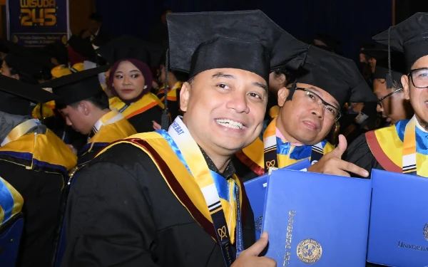 Thumbnail Berita - Eri Cahyadi Lulus Cumlaude S3 Unair, Janji Ilmunya untuk Bangun Surabaya