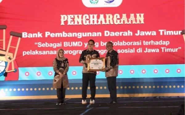 Thumbnail Berita - Gencar Dukung Program Sosial di Jawa Timur, Bank Jatim Raih Penghargaan dari Pemprov