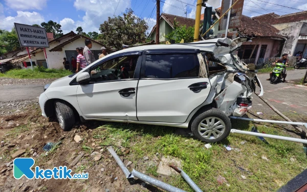 Foto Mobil Honda Mobilio warna putih yang tertemper KA Pandalungan di Jember, Jawa Timur. (Foto: Faizin/ Ketik.co.id )