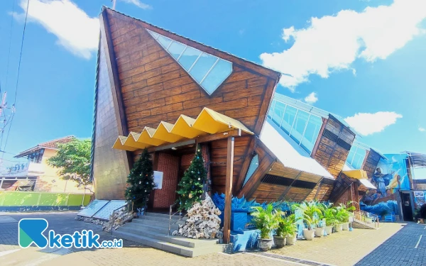 Foto Potret gereja kapal Pacitan dari luar. (Foto: Al Ahmadi/Ketik.co.id)