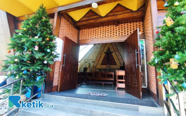 Foto Pintu masuk gereja. (Foto: Al Ahmadi/Ketik.co.id)