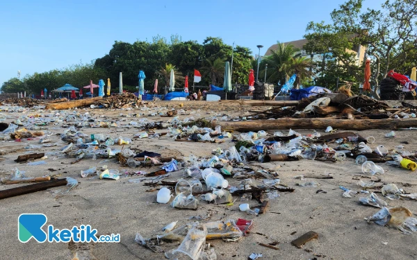 Foto Pemandangan Pantai Kuta Bali yang penuh dengan sampah kiriman. (Foto: Kia/Ketik.co.id)