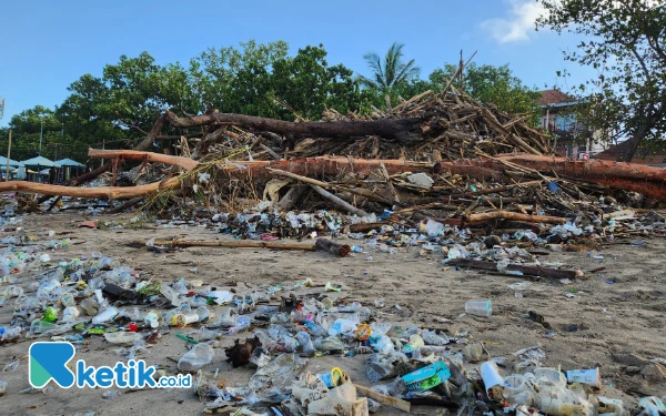 Foto Tumpukan sampah plastik dan kayu di sepanjang Pantai Kuta Bali. (Foto: Kia/Ketik.co.id)