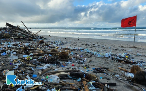 Foto Sepinya Pantai Kuta Bali di sela banyaknya sampah kiriman yang menggunung. (Foto: Kia/Ketik.co.id)