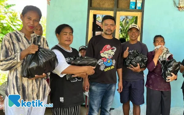 Thumbnail Berita - Pemdes Sayoang Halsel Bagikan 200 Bingkisan Natal kepada Lansia