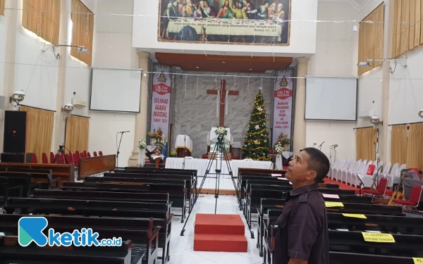 Foto Lokasi didalam Gereja Kristen Jawi Wetan (GKJW) Jemaat Wiyung, Selasa, 24 Desember 2025. (Foto: Khaesar/Ketik.co.id)