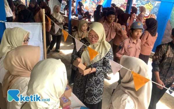 Foto Para siswa membanjiri bazar kuliner di acara P5 SMAN 1 Soko (Foto: Happy Kuntum for Ketik.co.id)