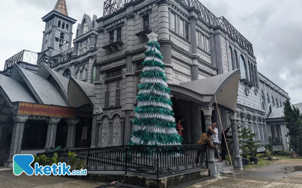 Thumbnail Berita - Keren! Katedral Santa Maria Palembang Buat Pohon Natal dari Botol Plastik