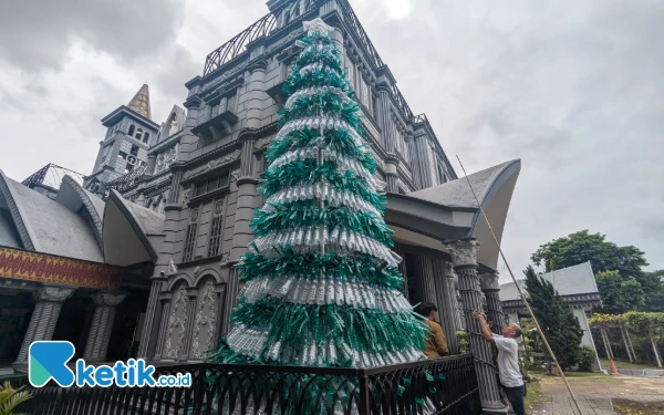 Foto Dalam pembuatannya, pohon natal ini dibuat dari 500 botol plastik yang dirangkai membentuk spiral dari atas ke bawah. D atas pohon itu ada lampu berbentuk bintang yang melambangkan keagungan Kristus. (Foto: Wisnu Akbar Prabowo/Ketik.co.id)